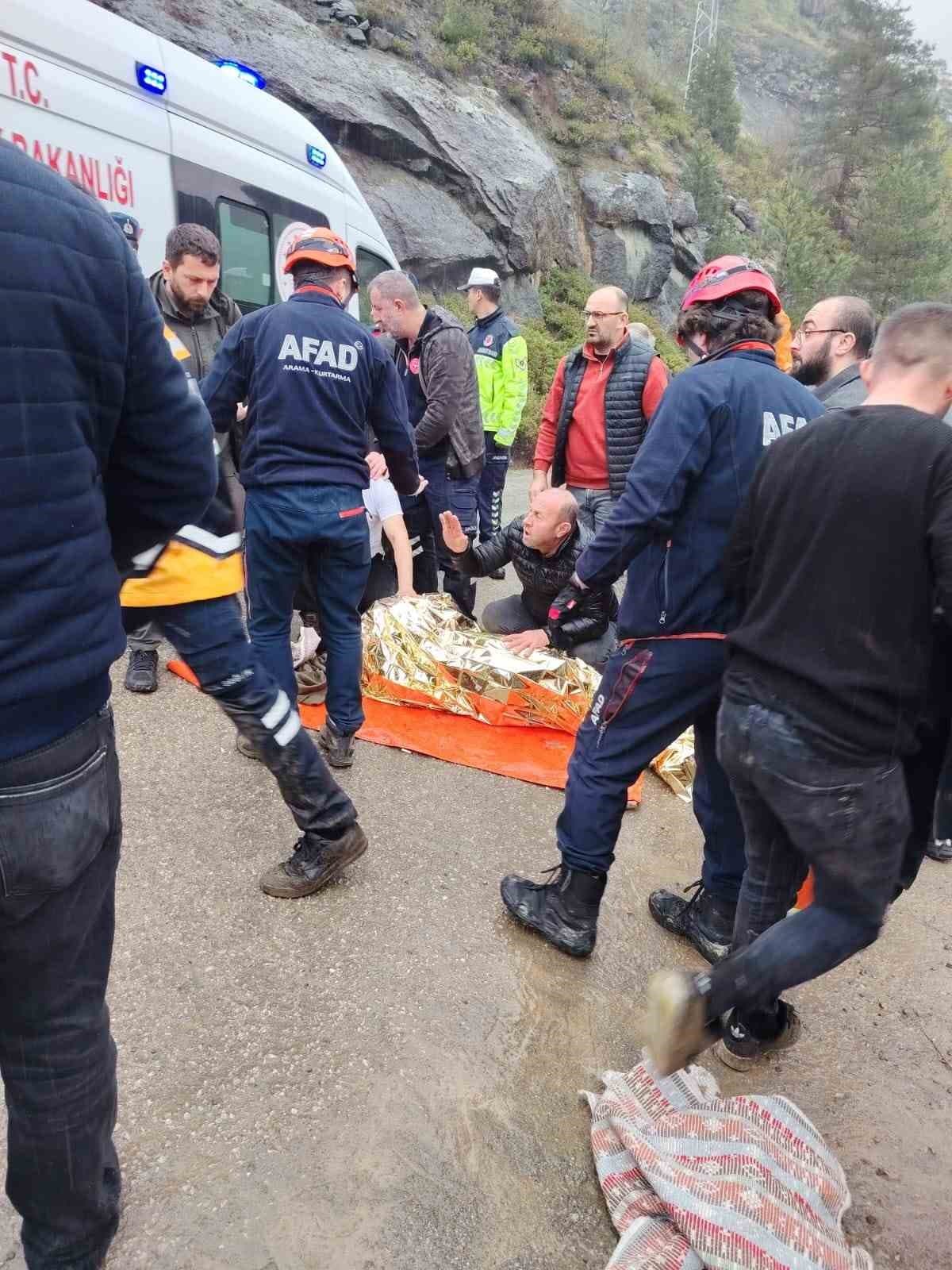 Artvin’de araç uçuruma yuvarlandı: 1 yaralı