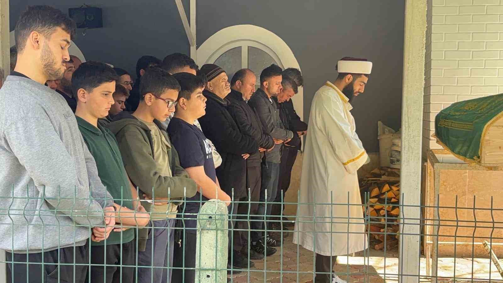 Zihinsel engelli anne ve 2 oğlu ortada kaldı