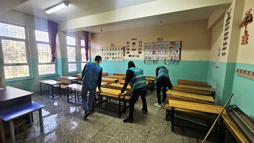 Cizre’de denetimli serbestlik yükümlüleri 16 ayda 212 okulu temizledi