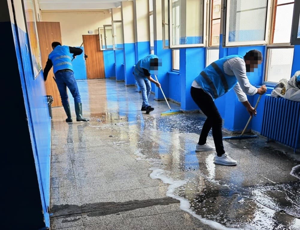 Cizre’de denetimli serbestlik yükümlüleri 16 ayda 212 okulu temizledi