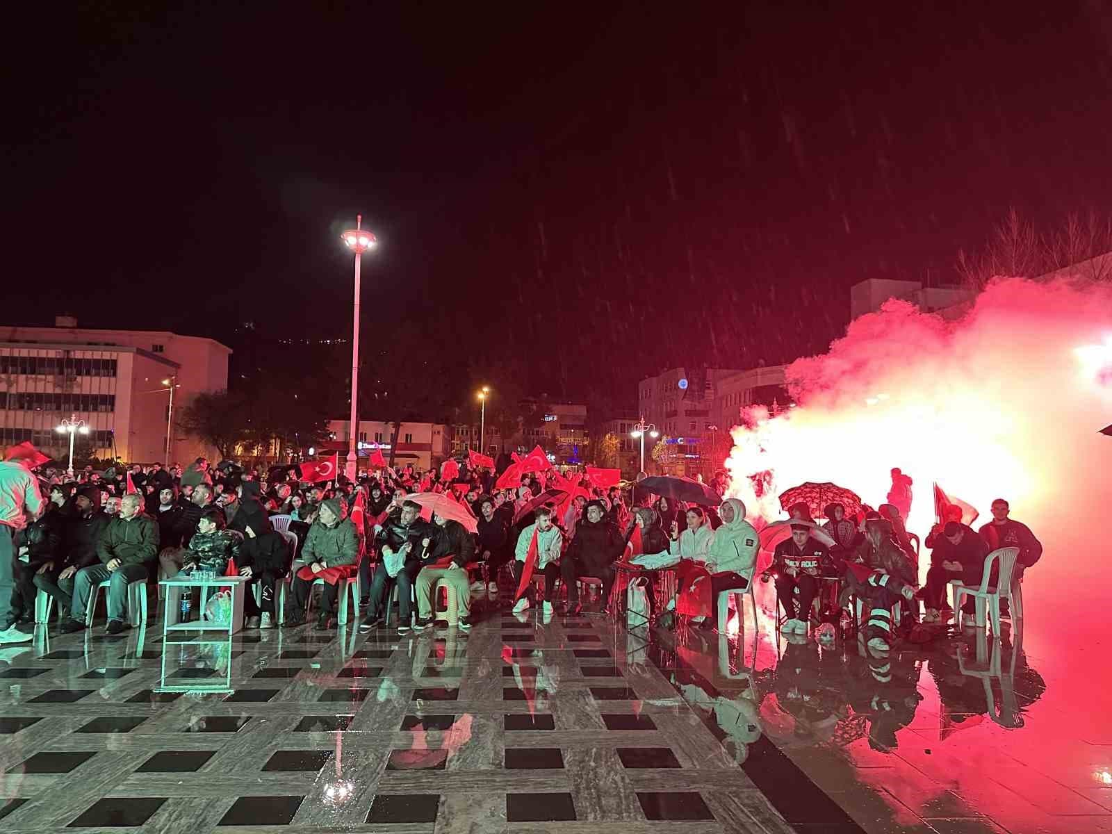A Milli Futbol Takımı’na yağmur altında destek
