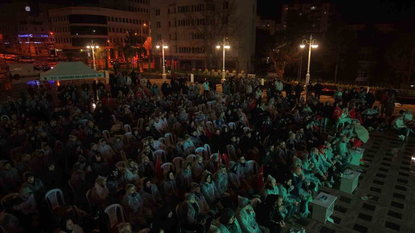 A Milli Futbol Takımı’na yağmur altında destek