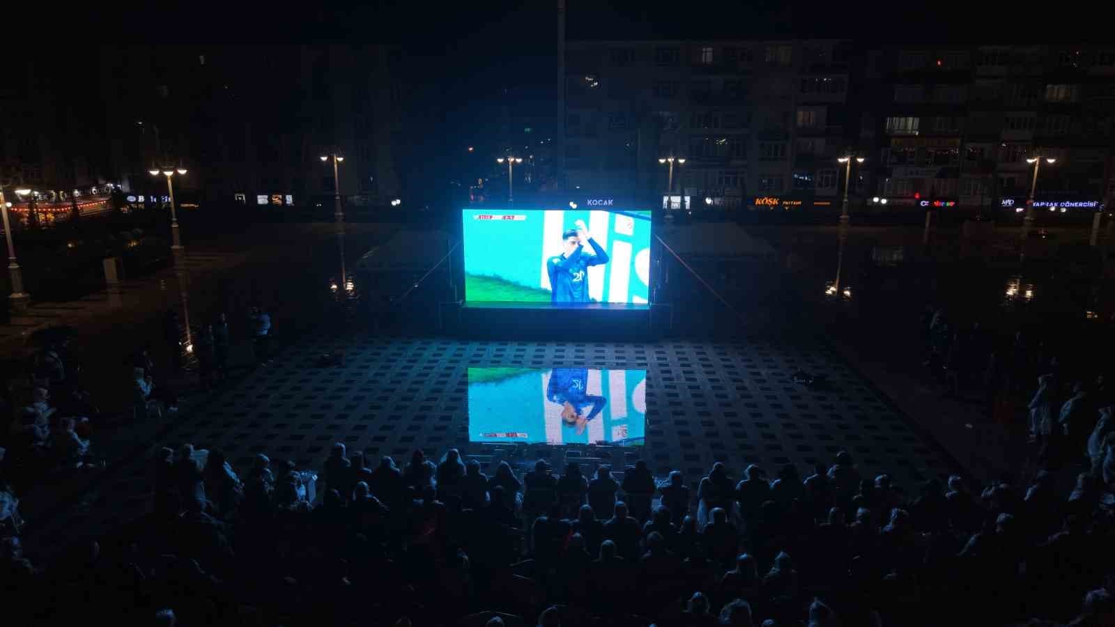 A Milli Futbol Takımı’na yağmur altında destek