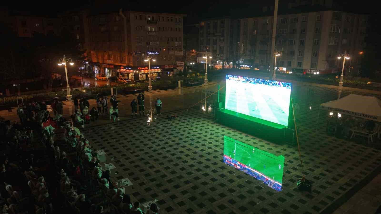 A Milli Futbol Takımı’na yağmur altında destek