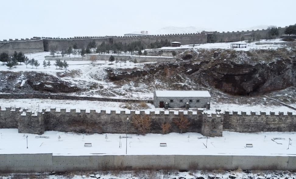 Beyaza bürünen Ardahan Kalesi havadan görüntülendi