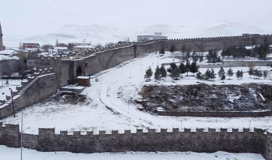 Beyaza bürünen Ardahan Kalesi havadan görüntülendi