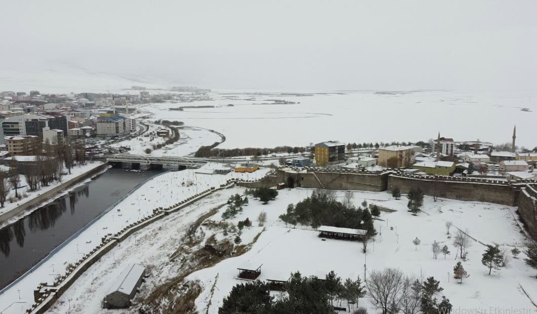Beyaza bürünen Ardahan Kalesi havadan görüntülendi