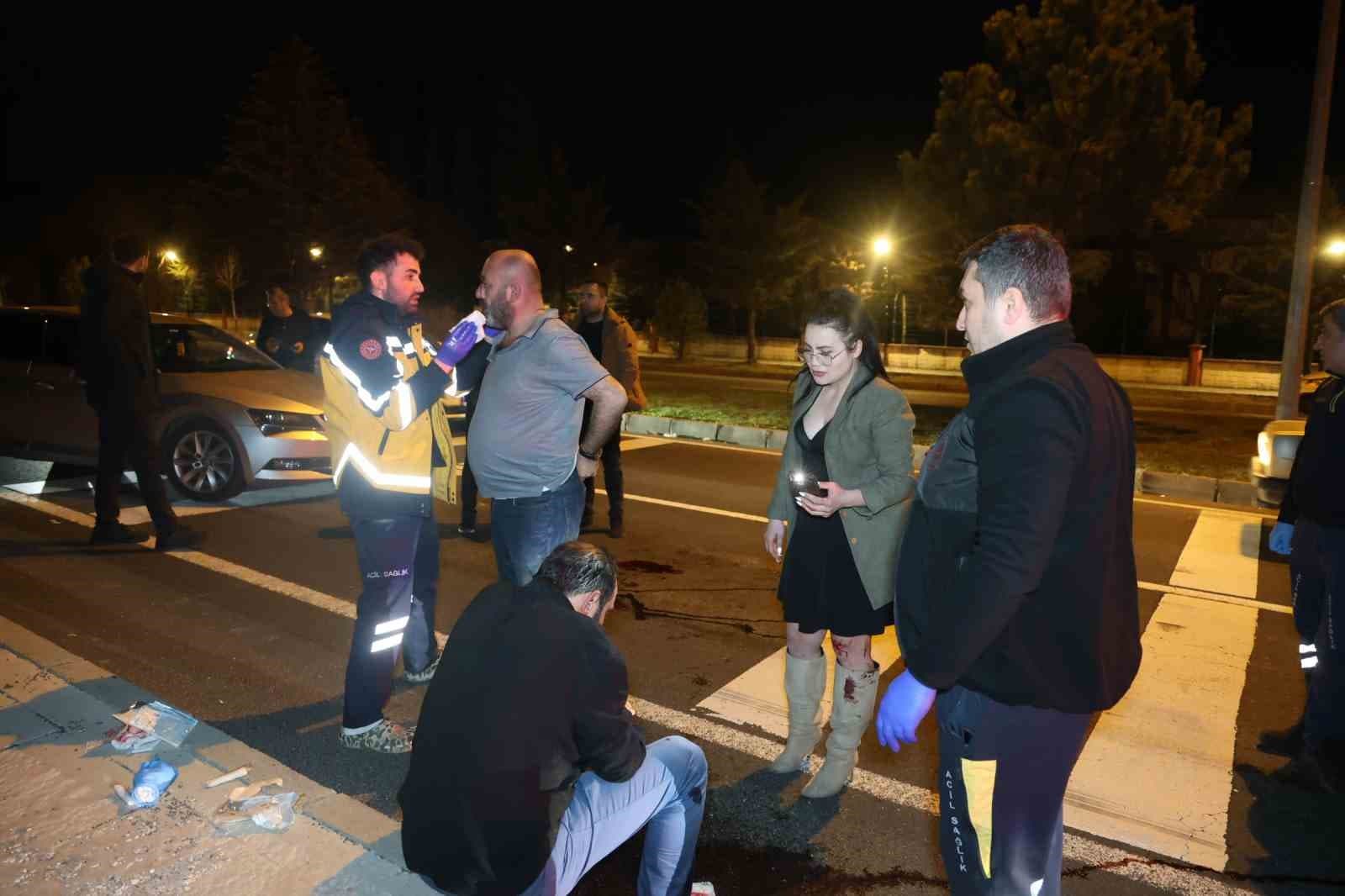 Yardım için durdular, kendilerine küfür edilince alkollü sürücüyü ve arkadaşını darp ettiler