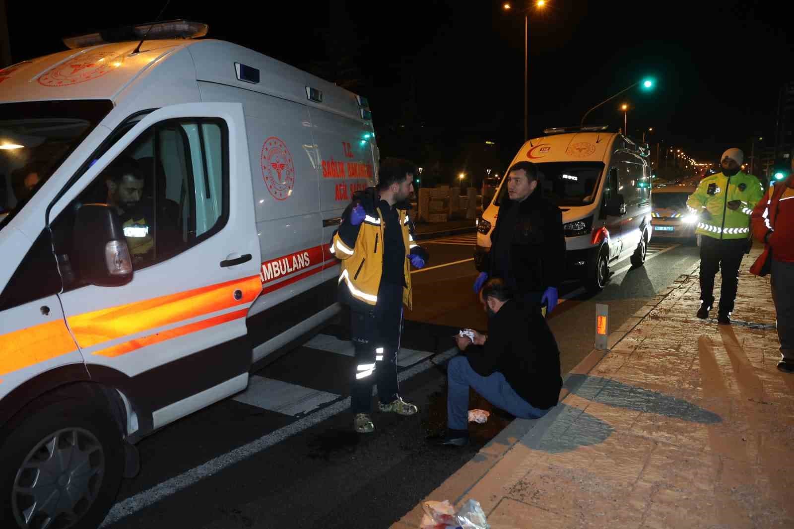 Yardım için durdular, kendilerine küfür edilince alkollü sürücüyü ve arkadaşını darp ettiler