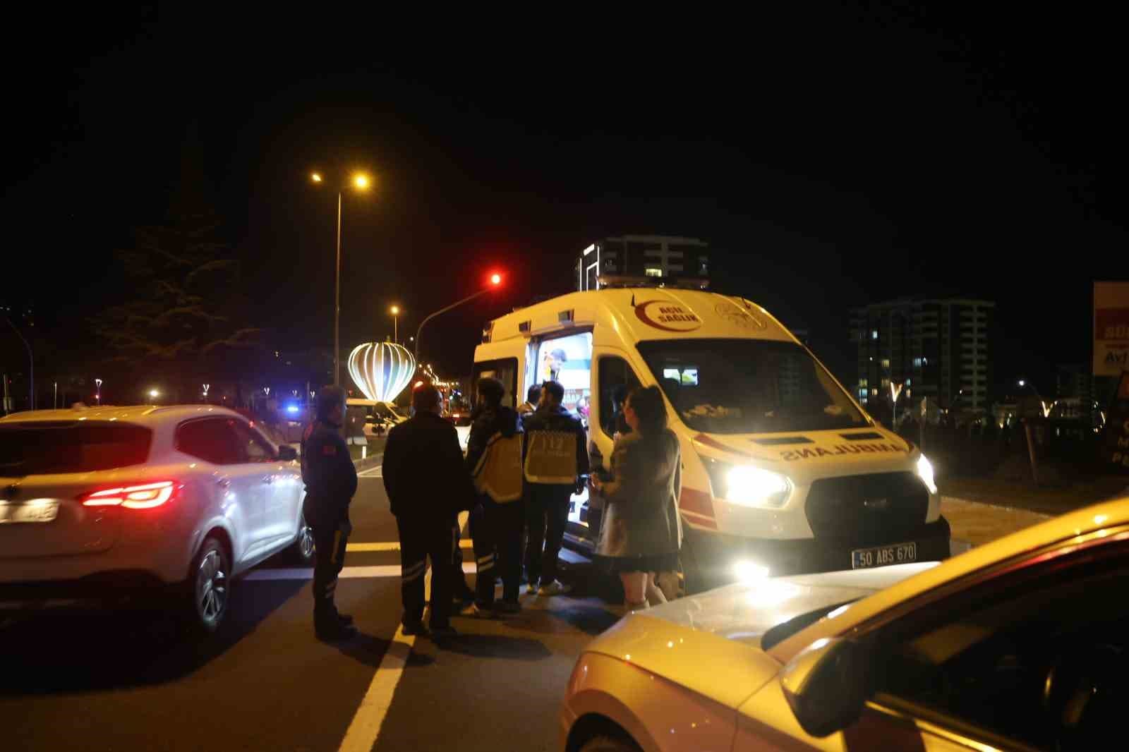 Yardım için durdular, kendilerine küfür edilince alkollü sürücüyü ve arkadaşını darp ettiler