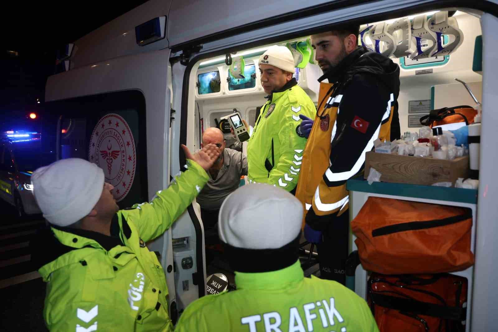 Yardım için durdular, kendilerine küfür edilince alkollü sürücüyü ve arkadaşını darp ettiler