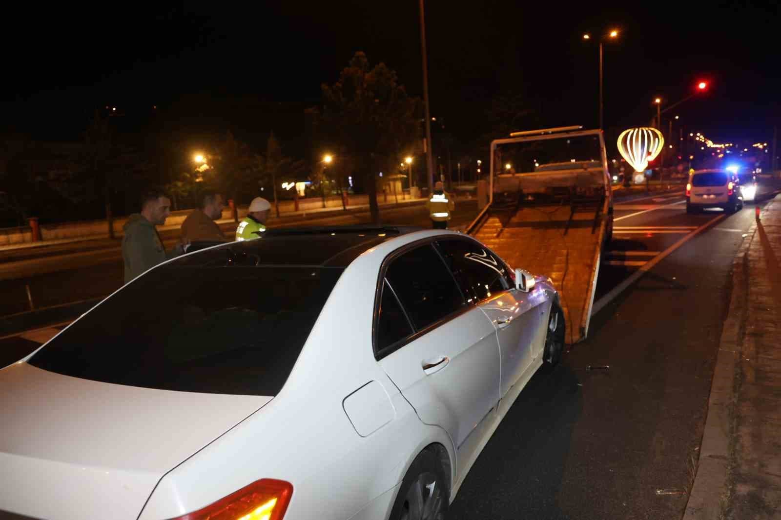 Yardım için durdular, kendilerine küfür edilince alkollü sürücüyü ve arkadaşını darp ettiler