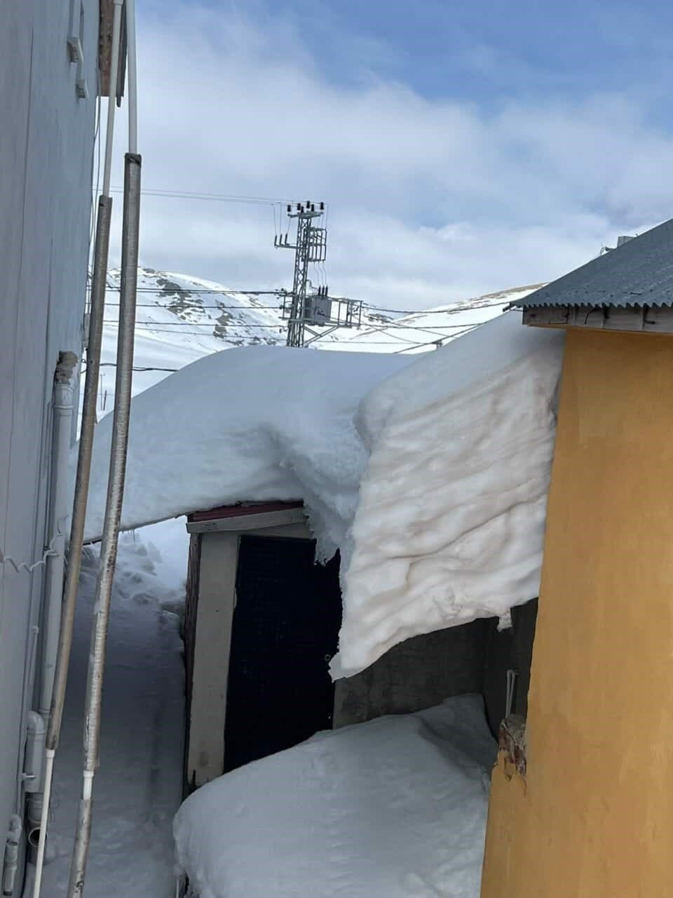 Gümüşhane’nin yaylalarında kar kalınlığı evlerin boyuna ulaştı