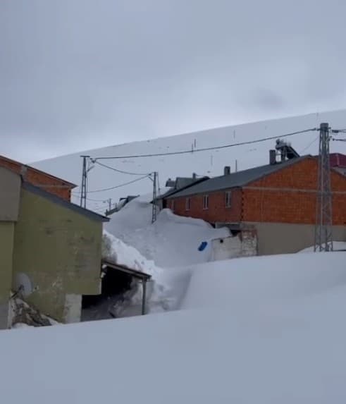 Gümüşhane’nin yaylalarında kar kalınlığı evlerin boyuna ulaştı