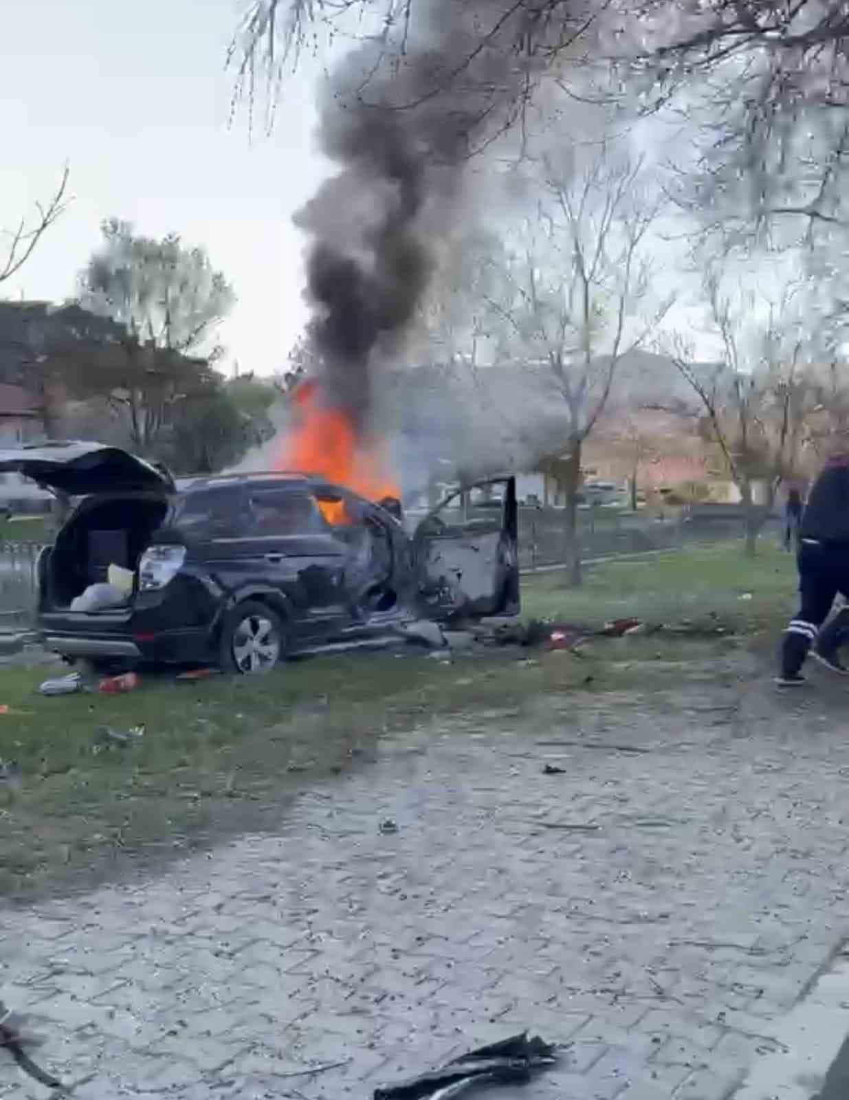 Tokat’ta ağaca çarpan cip yandı: 1 ölü, 2 yaralı