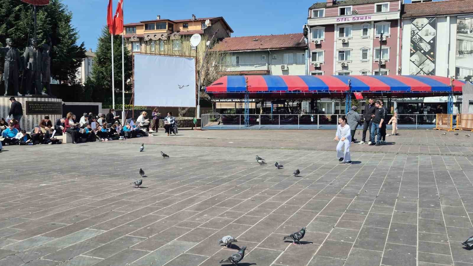 Dikkat dağıtan ortama rağmen dikkat çekmeyi başardılar