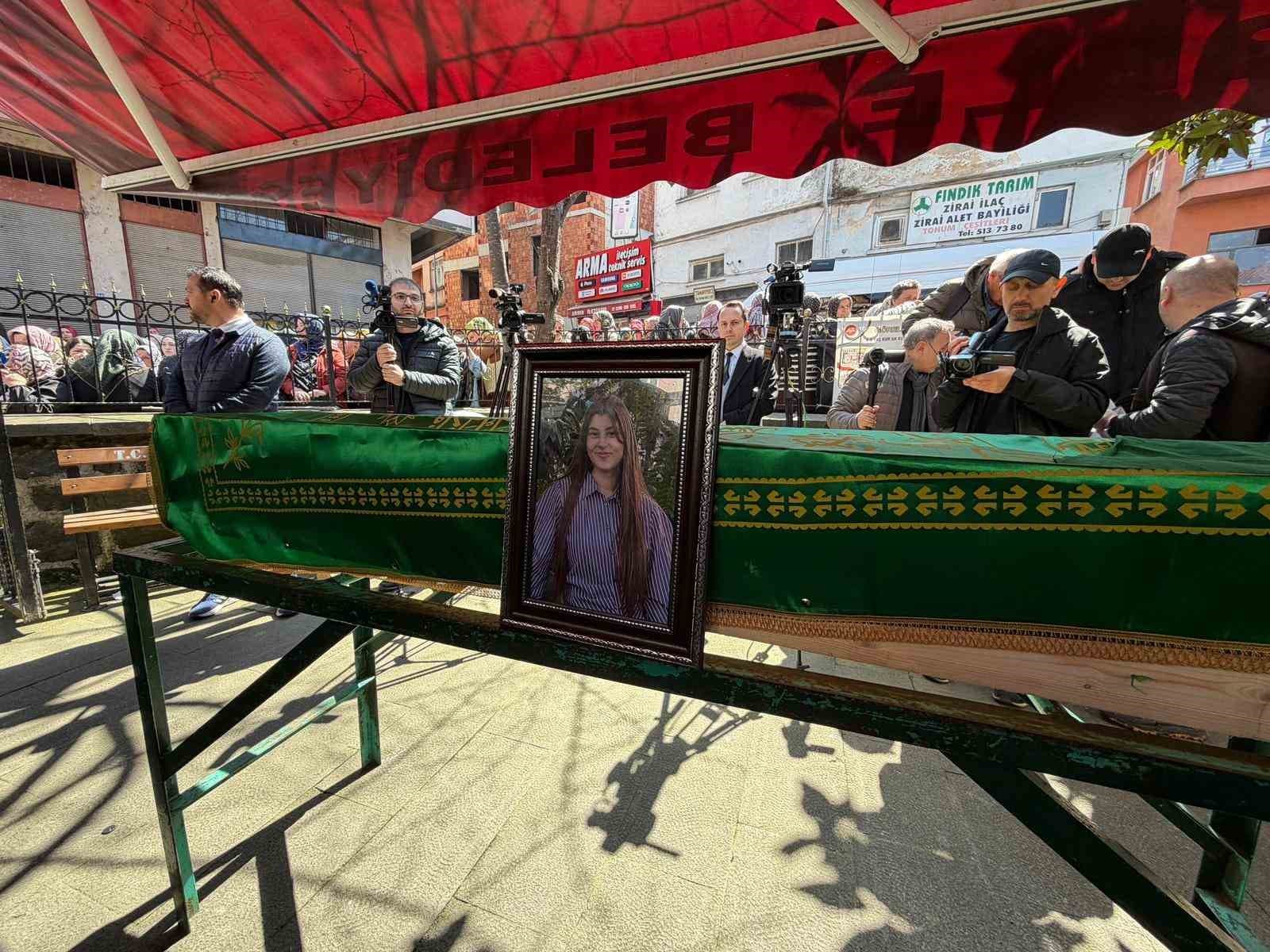 Taciz mağduru genç kız son yolculuğuna gözyaşları ile uğurlandı