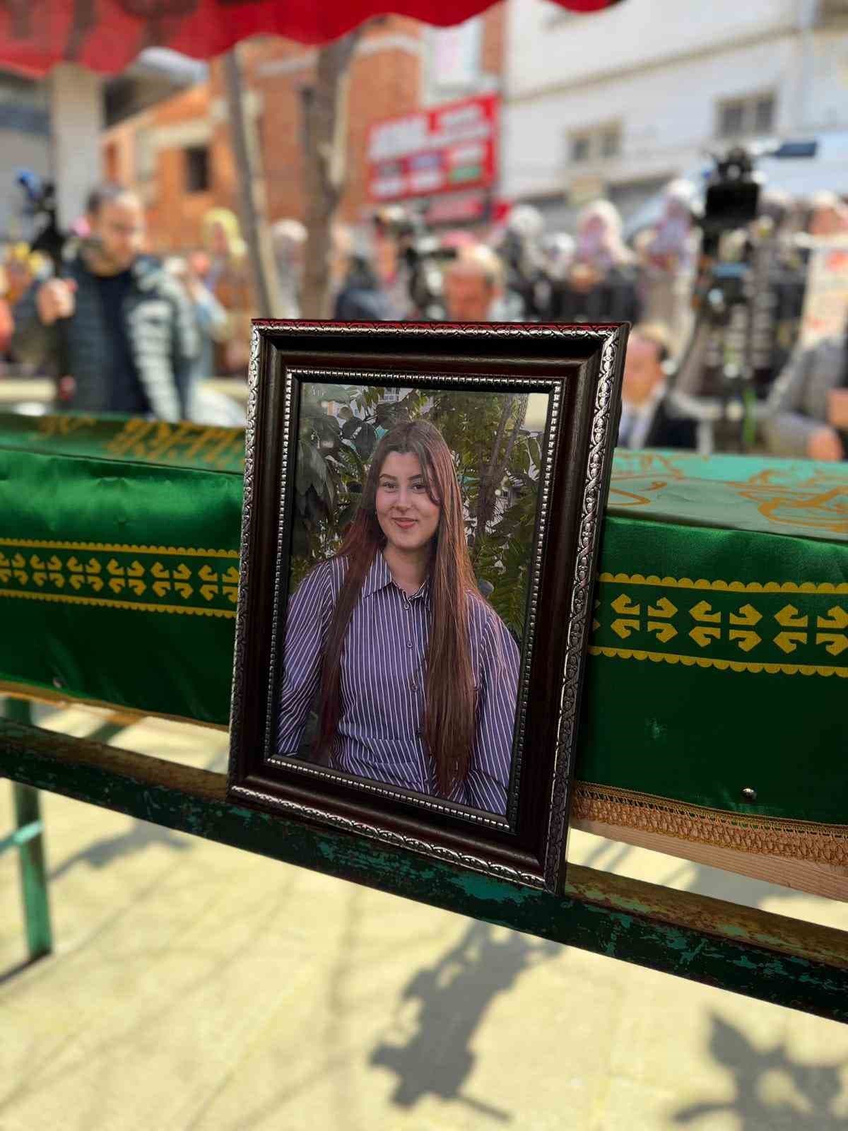 Taciz mağduru genç kız son yolculuğuna gözyaşları ile uğurlandı