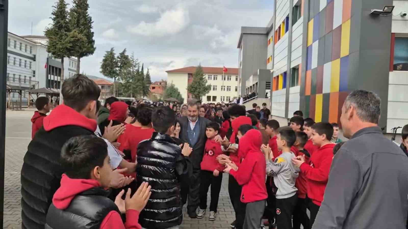 Emekliye ayrılan öğretmene ’Hatıran Yeter’ şarkısı ile duygusal veda