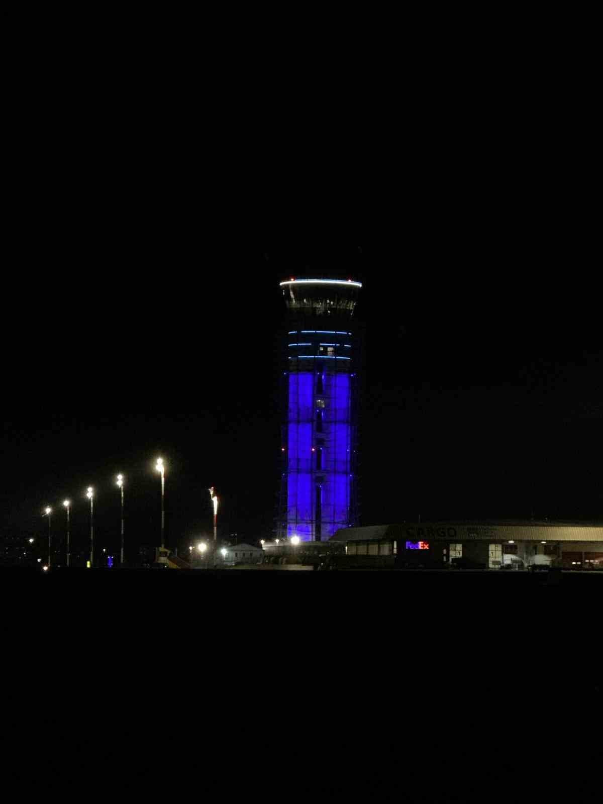 Otizm Farkındalık Günü’nde Sabiha Gökçen Havalimanı kulesi maviye büründü