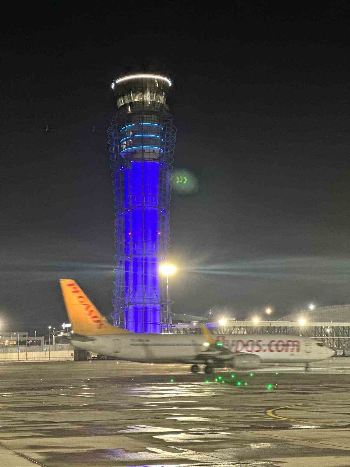 Otizm Farkındalık Günü’nde Sabiha Gökçen Havalimanı kulesi maviye büründü