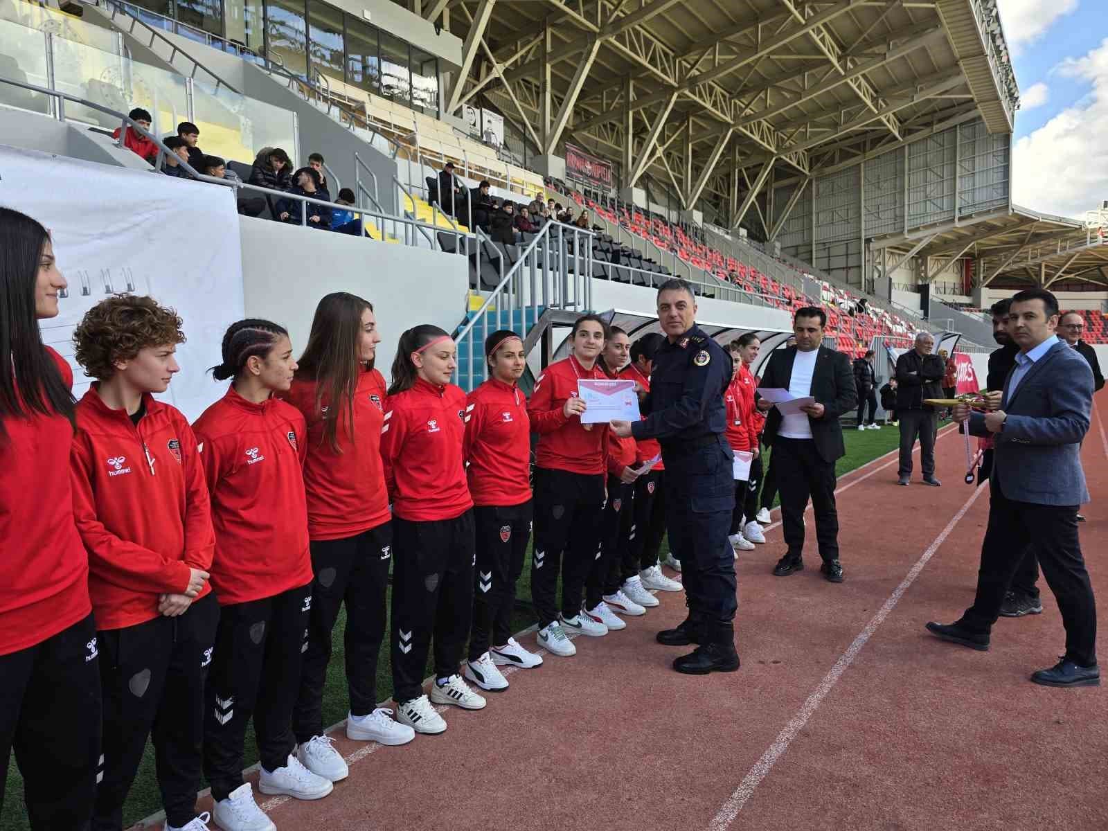 Yozgat’ta 288 sporcunun katıldığı Okul Sporları Futbol Müsabakaları tamamlandı