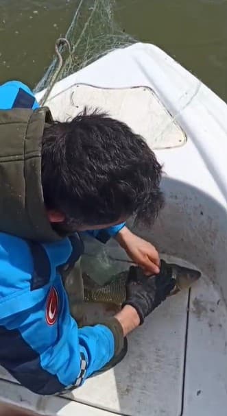 Kovada Gölü’nde kaçak avcılara ait 600 metrelik ağ ele geçirildi