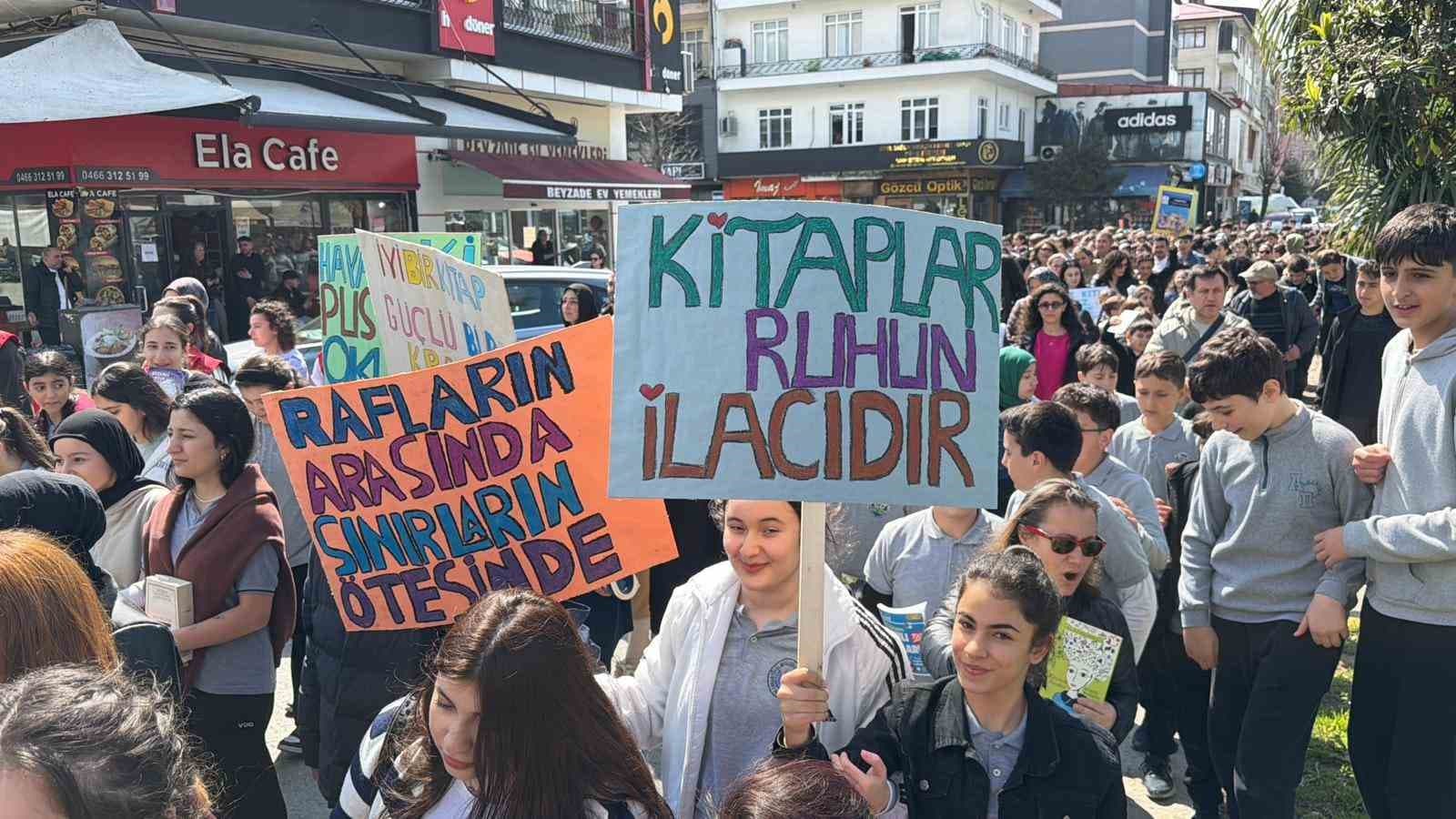 Arhavi’de "Kitap Yolu" yürüyüşü