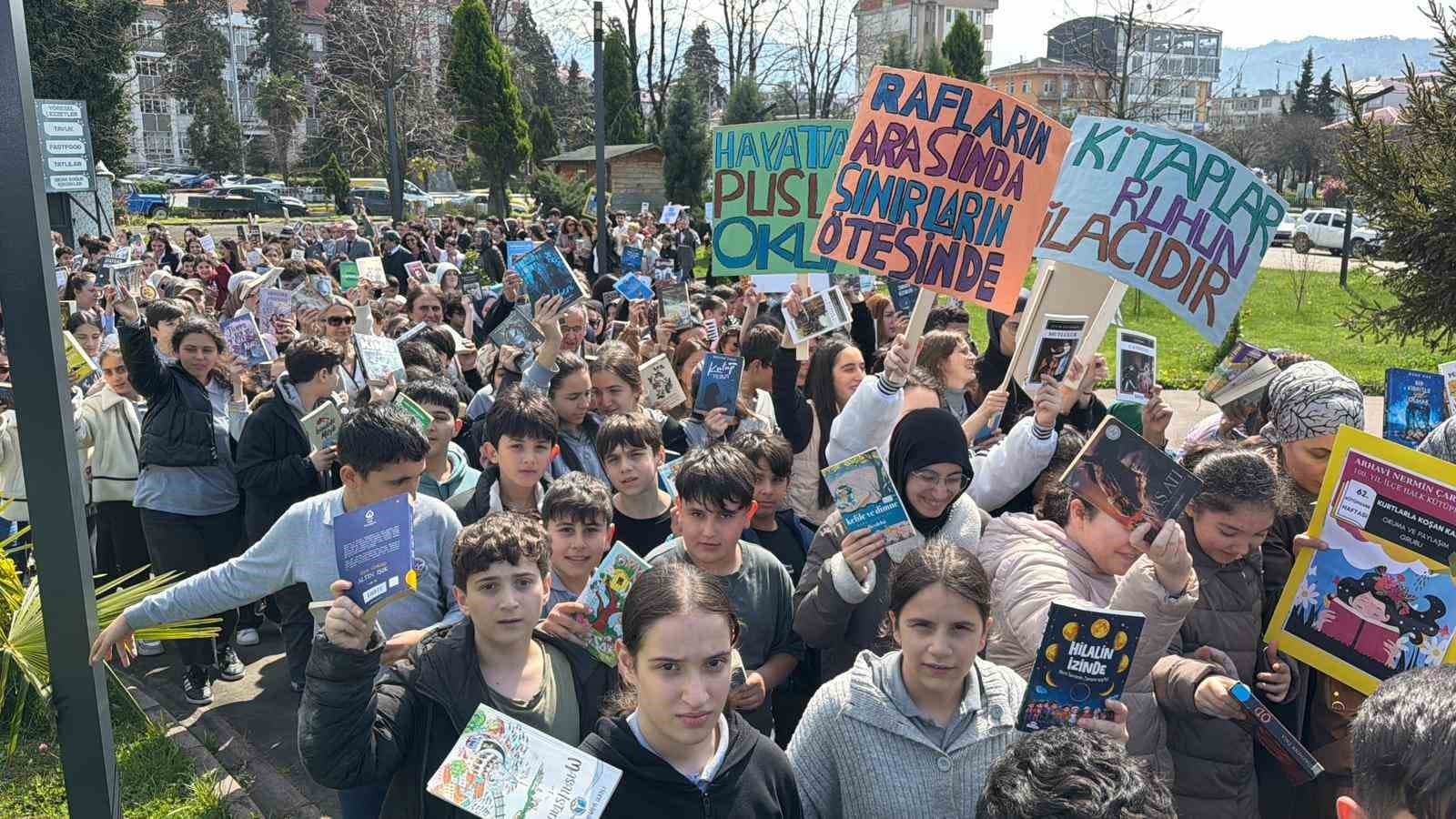 Arhavi’de "Kitap Yolu" yürüyüşü