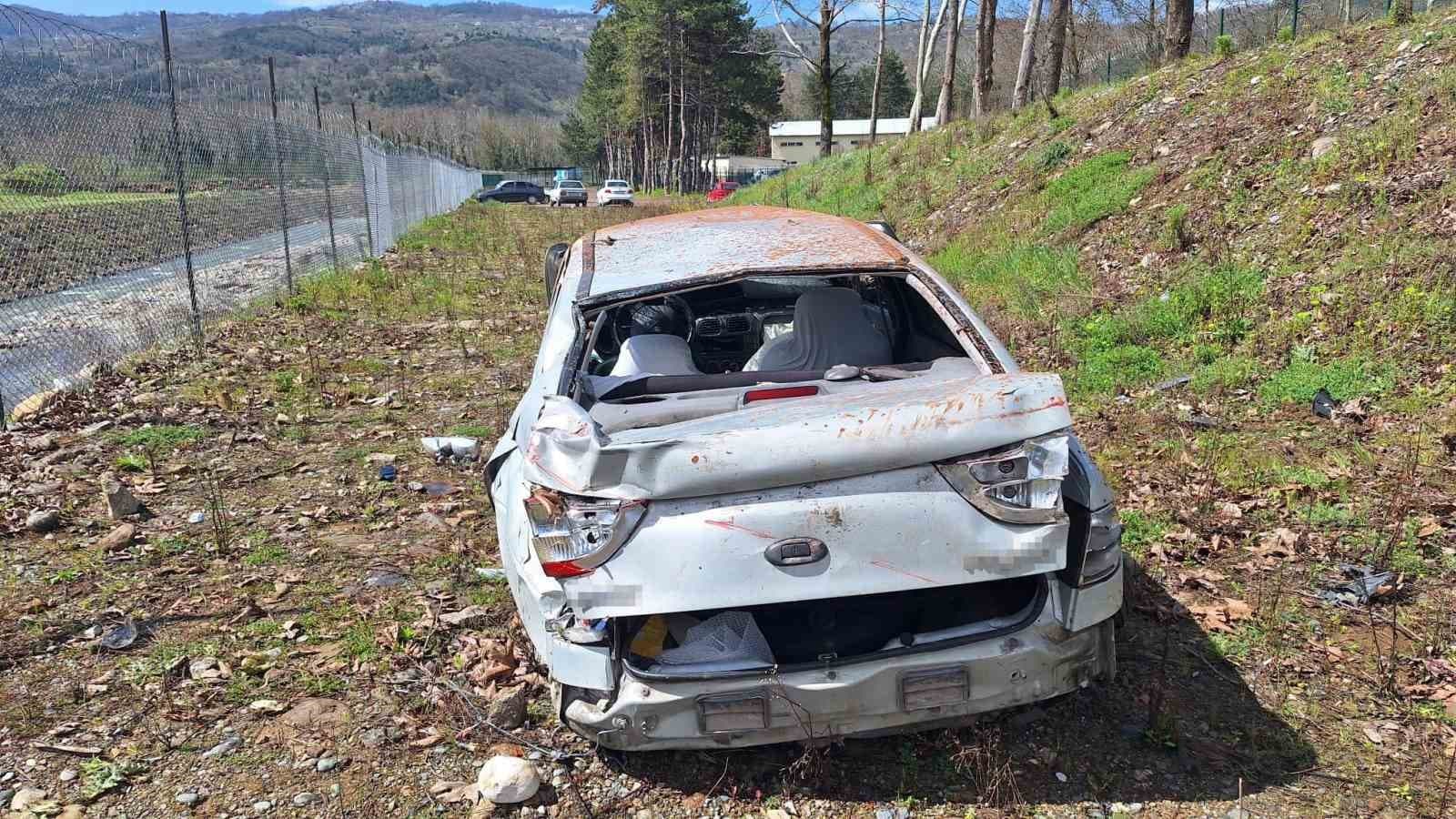 Kontrolden çıkan otomobil cezaevi bahçesine uçtu