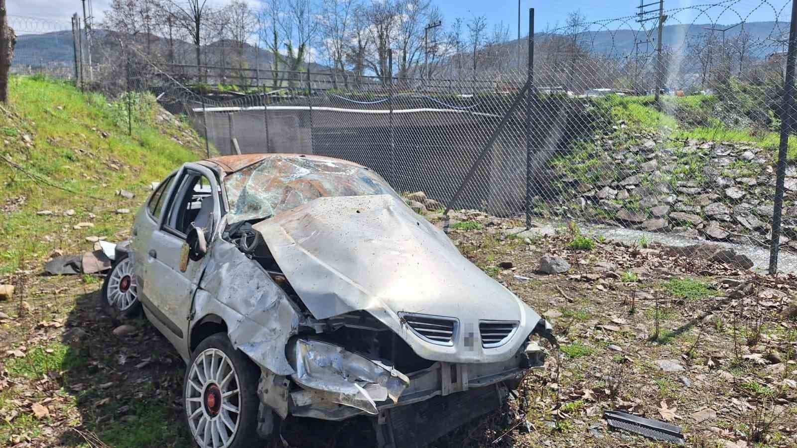 Kontrolden çıkan otomobil cezaevi bahçesine uçtu