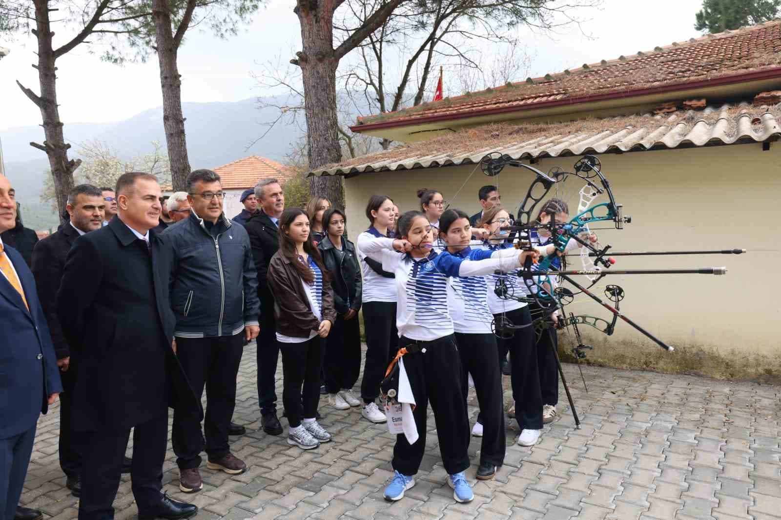 Vali Akbıyık Okçuluk Milli takım antrenörü Sözen’i ziyaret etti