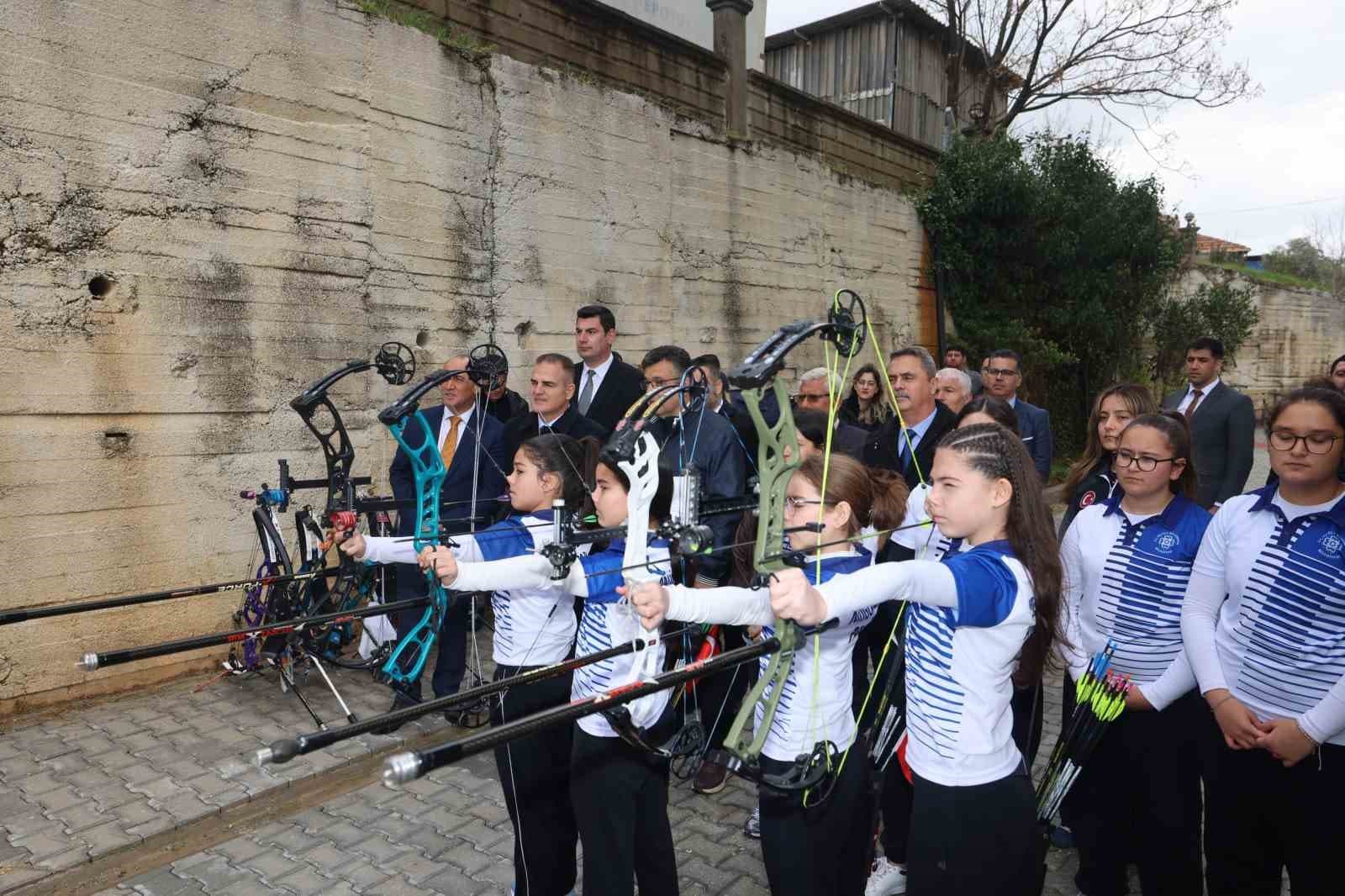 Vali Akbıyık Okçuluk Milli takım antrenörü Sözen’i ziyaret etti