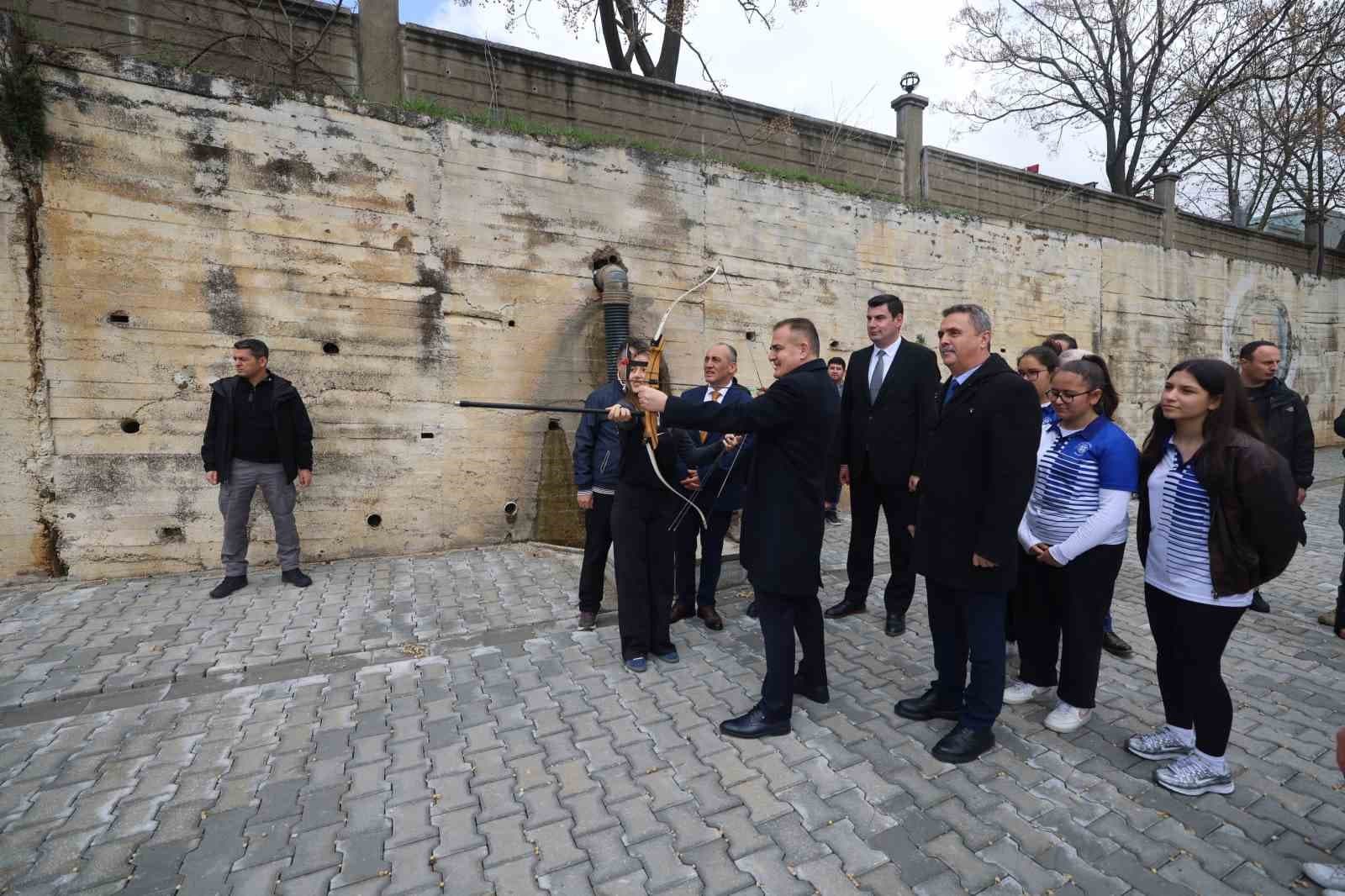 Vali Akbıyık Okçuluk Milli takım antrenörü Sözen’i ziyaret etti