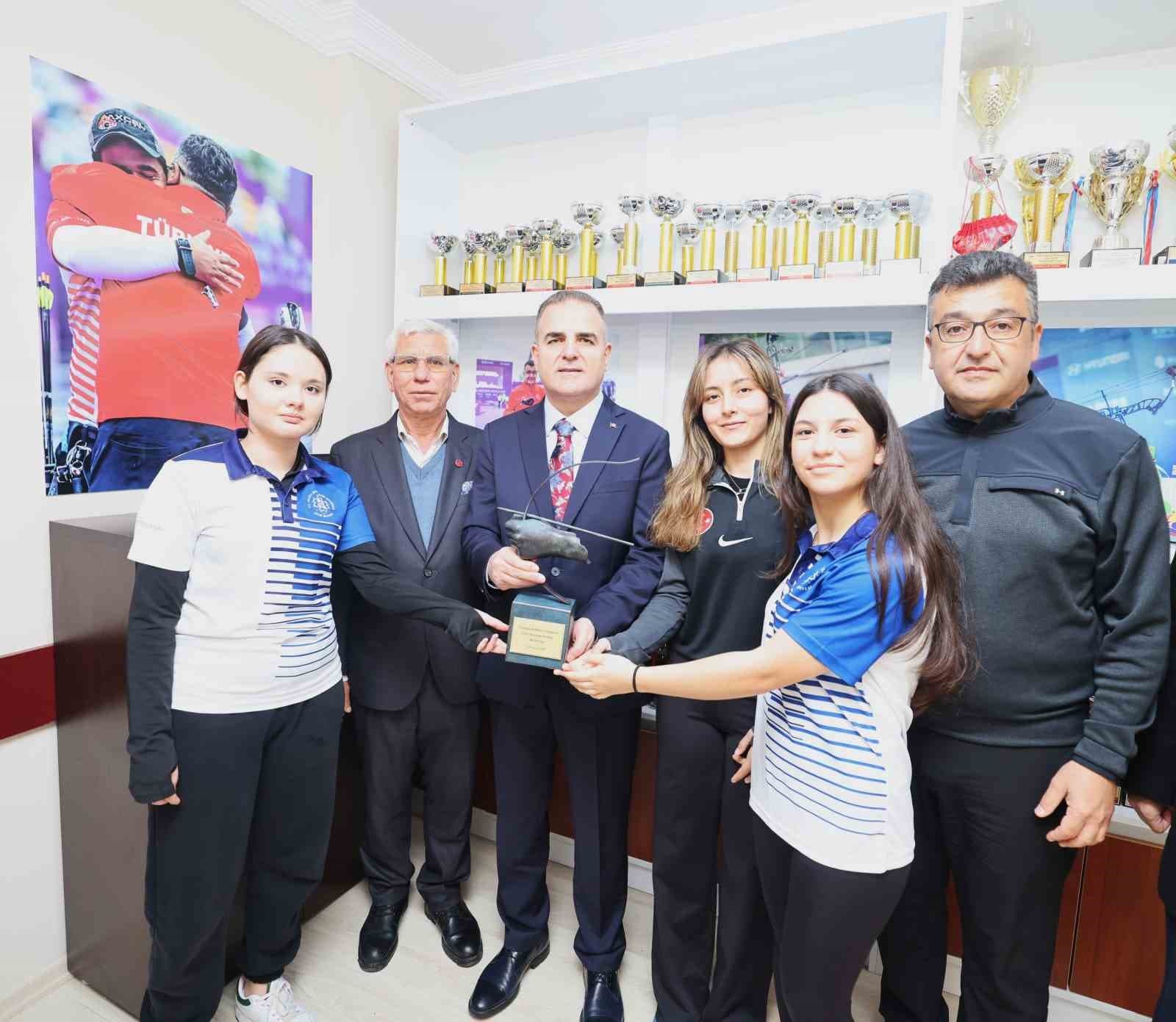 Vali Akbıyık Okçuluk Milli takım antrenörü Sözen’i ziyaret etti