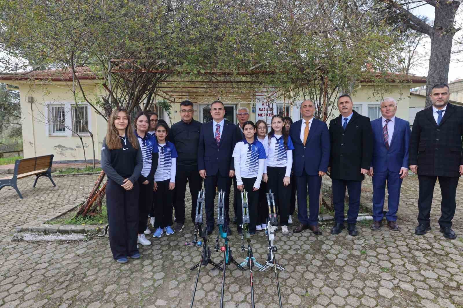 Vali Akbıyık Okçuluk Milli takım antrenörü Sözen’i ziyaret etti