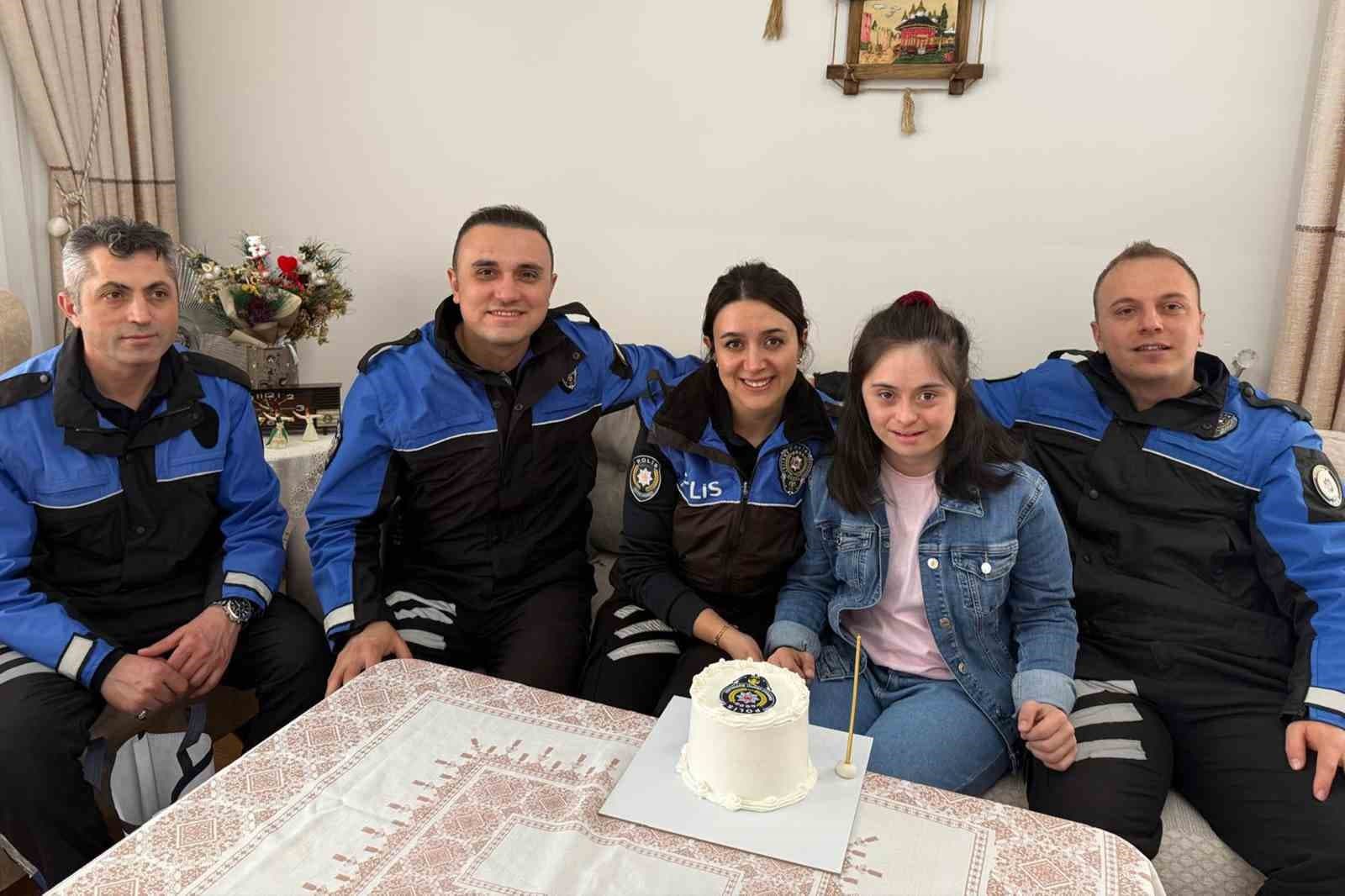 Polis olma hayali kuran İrem’e doğum gününde üniforma sürprizi