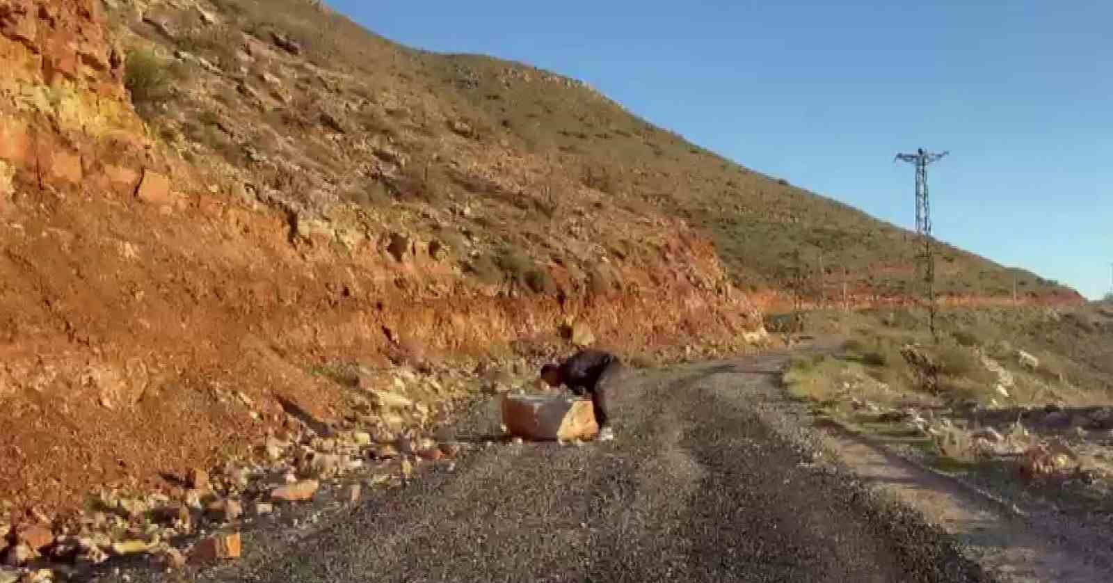 Batman’da yolu kapatan kayaları beden eğitimi öğretmeni temizledi