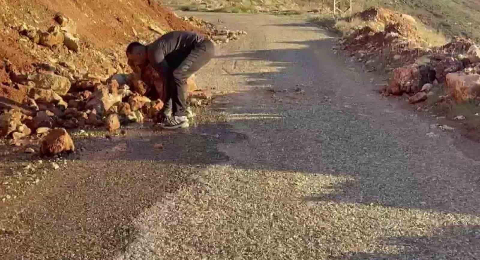 Batman’da yolu kapatan kayaları beden eğitimi öğretmeni temizledi