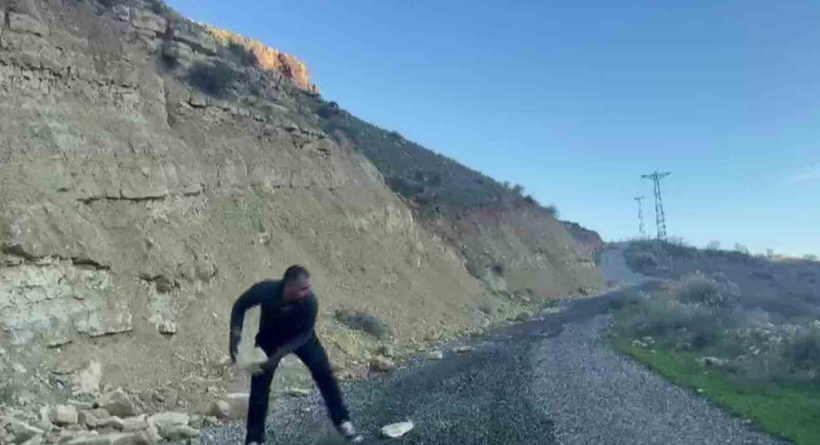 Batman’da yolu kapatan kayaları beden eğitimi öğretmeni temizledi