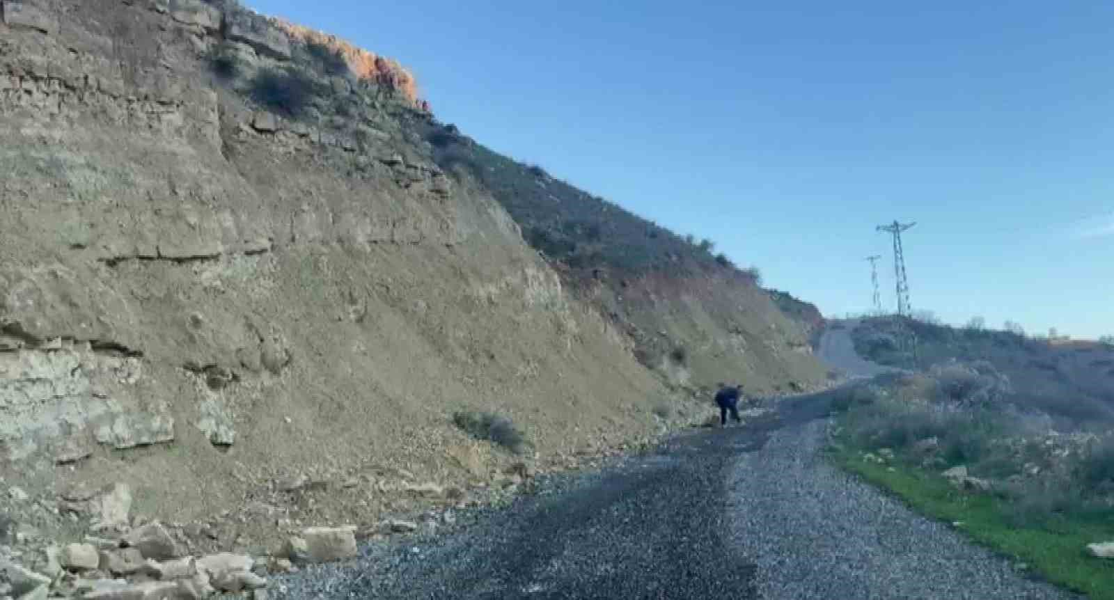 Batman’da yolu kapatan kayaları beden eğitimi öğretmeni temizledi