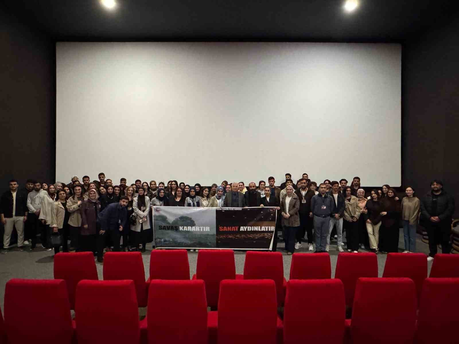 Üniversite öğrencilerinden barış temalı sosyal sorumluluk projesi