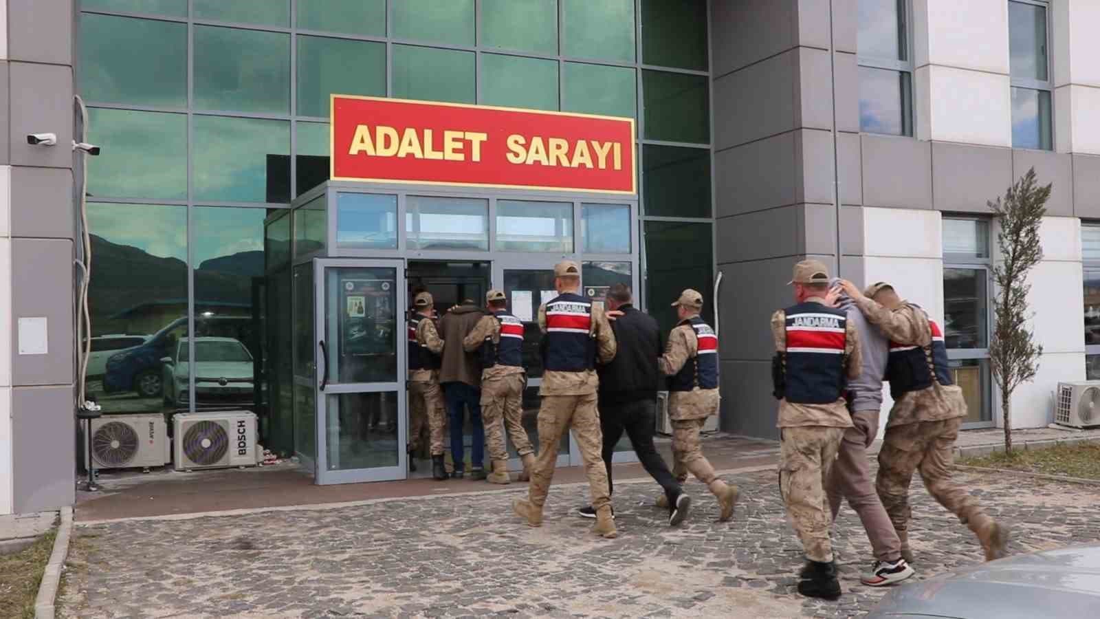 Kendini polis ve savcı olarak tanıtıp 2 milyon lira vurgun yapan 3 şüpheli tutuklandı