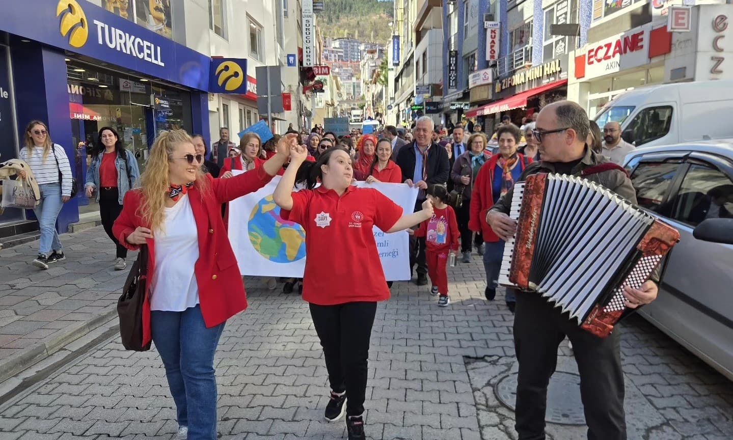 Artvin’de Otizm Farkındalık Yürüyüşü düzenlendi