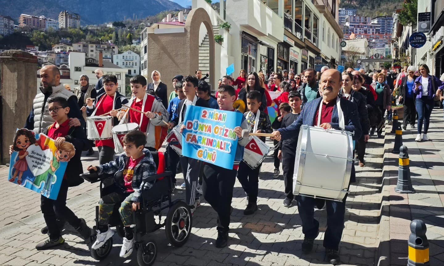 Artvin’de Otizm Farkındalık Yürüyüşü düzenlendi