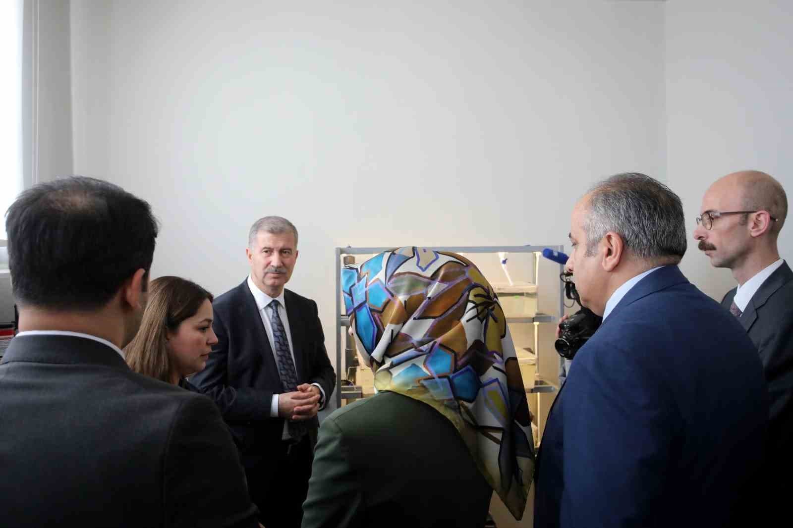 AİÇÜ’de zebra balığı translasyonel tıp araştırma laboratuvarı açıldı