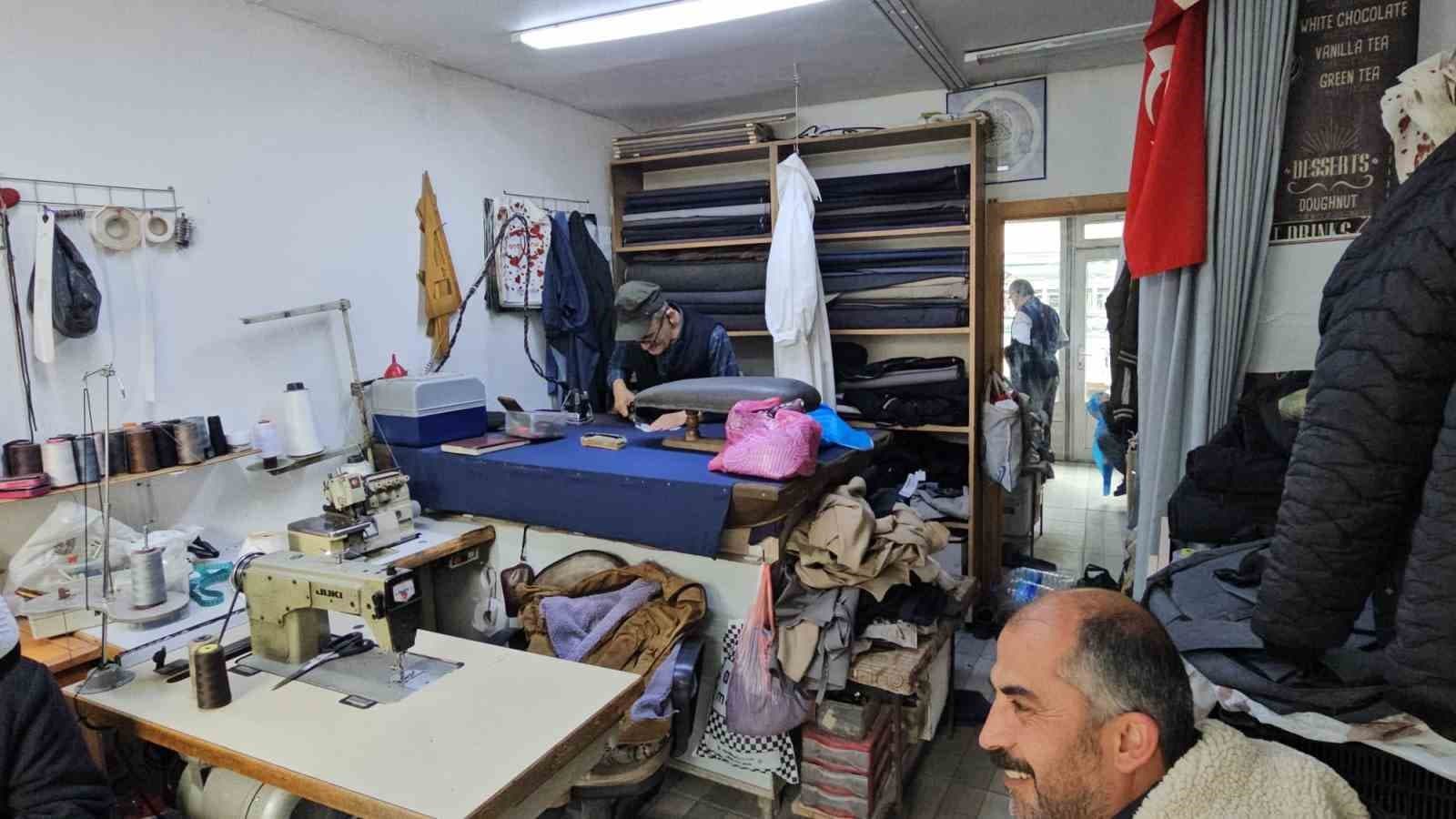 Yarım asrı aşan bir tutku: Adilcevazlı terzinin iğneyle dokuduğu hayat