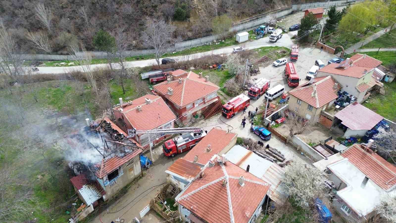 Sobadan çıkan yangın evi kullanılamaz hale getirdi