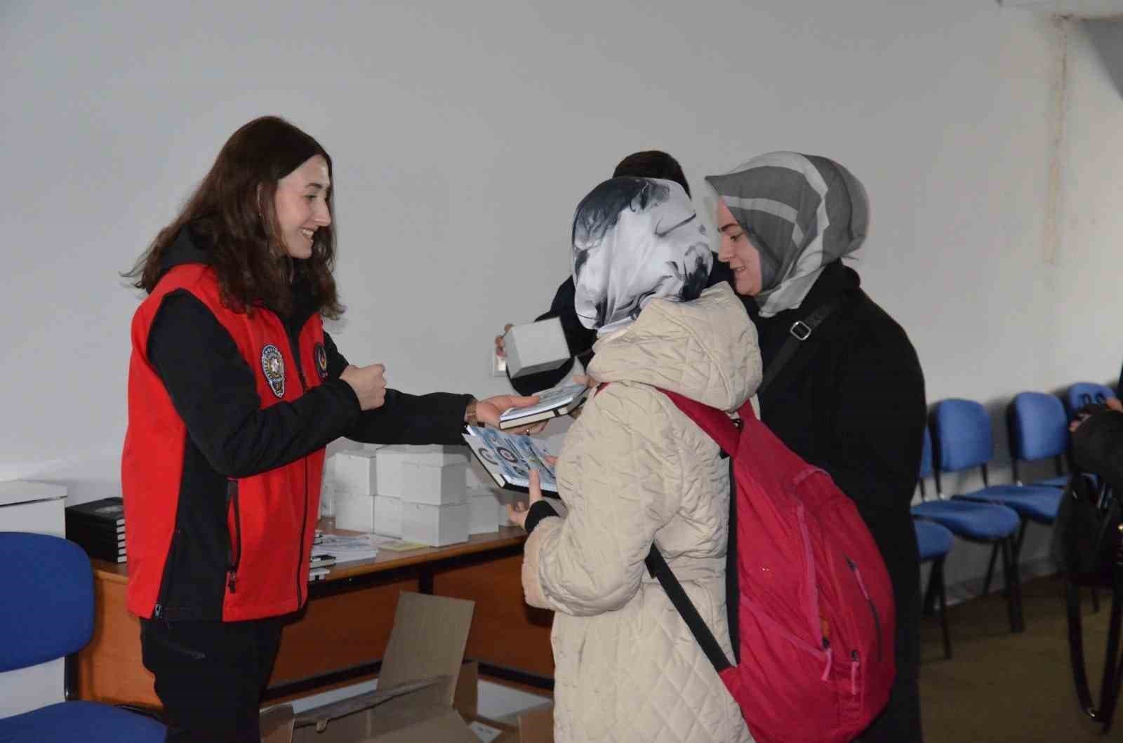 Erzincan’da öğretmenlere terörle mücadele farkındalık semineri