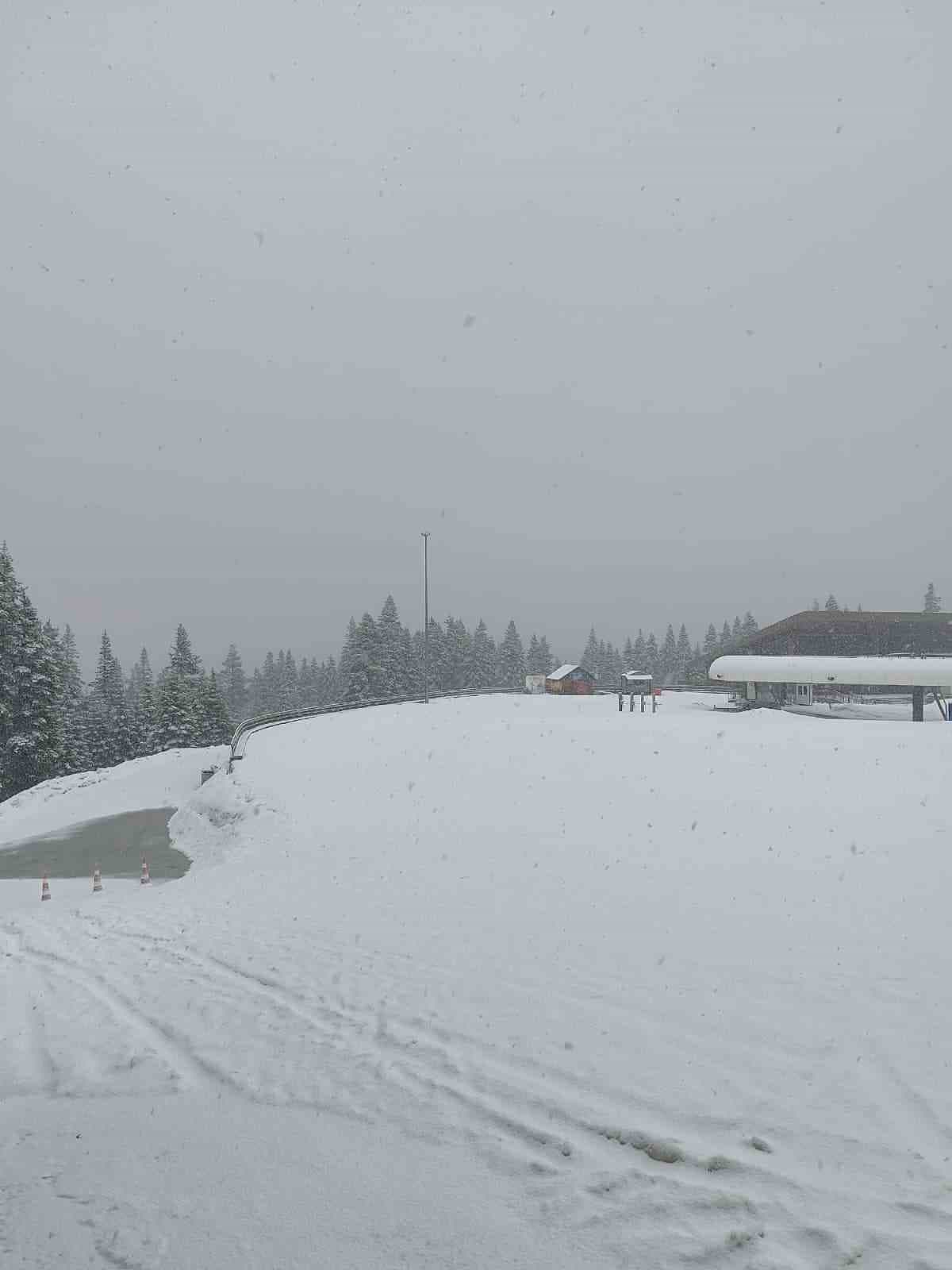İlkbahar yerini kışa bıraktı, turizm alanı yeniden beyaz örtüyle kaplandı
